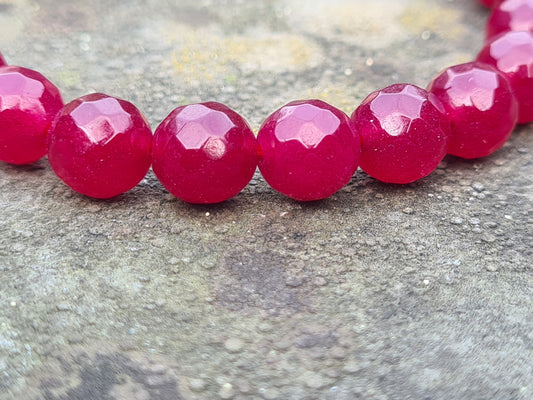 Armband met gefaceteerde granaat.