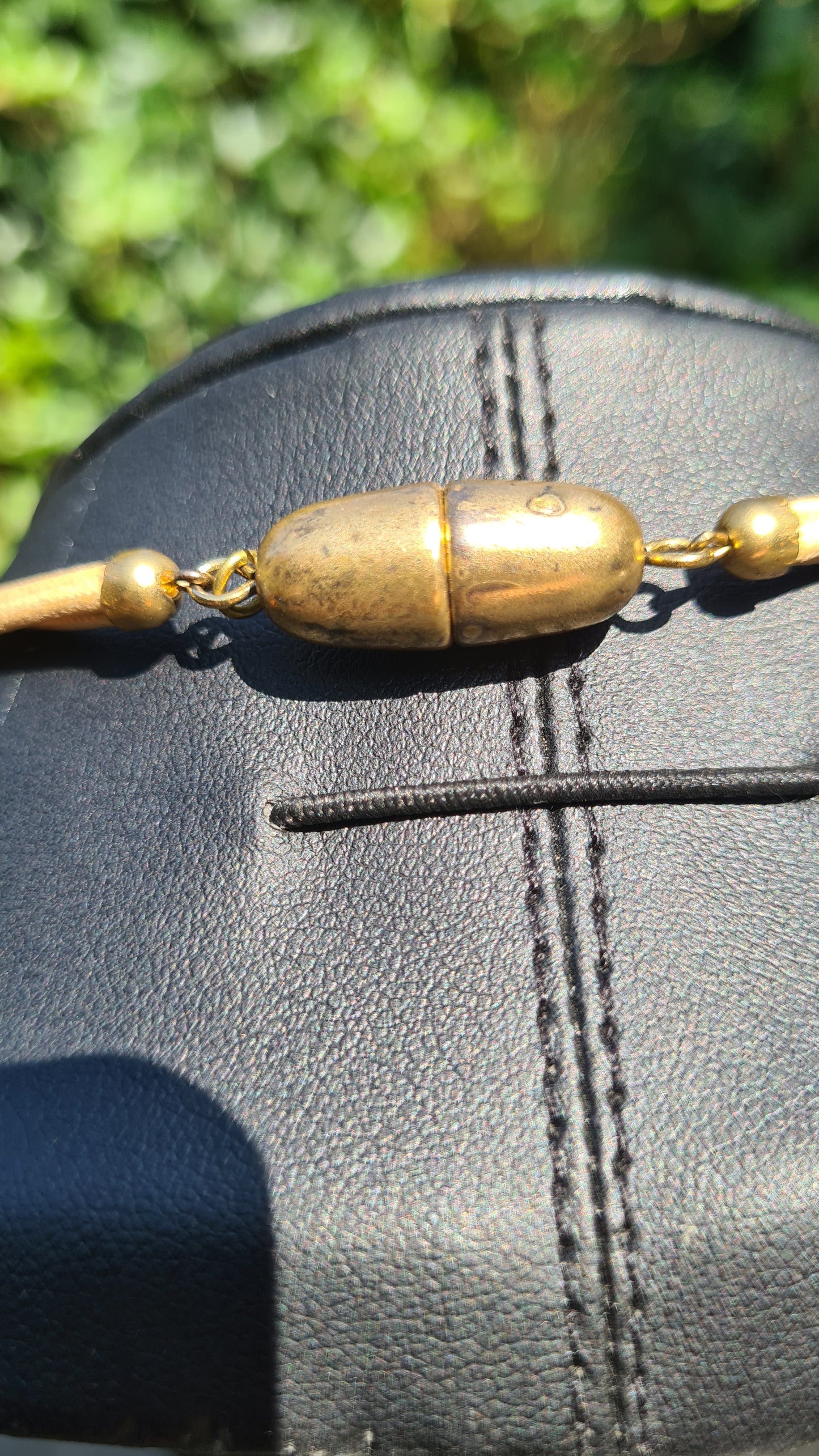 Lederen halsketting met keramiek.