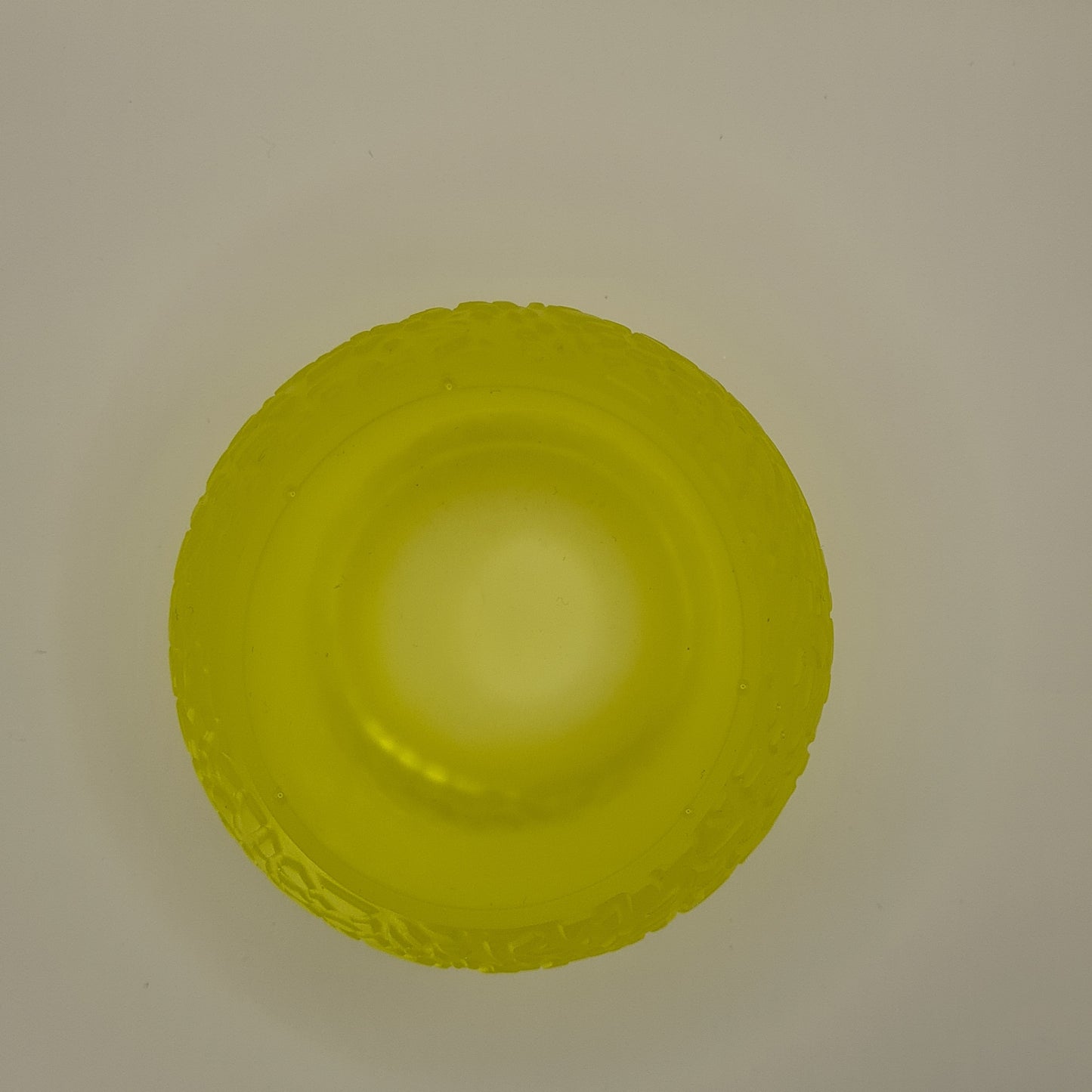 Cachepot in hars - zonnig accent voor elk interieur.