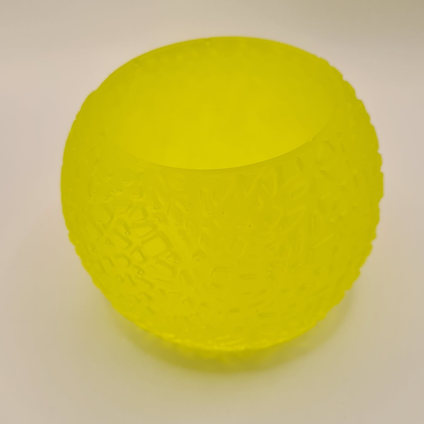 Cachepot in hars - zonnig accent voor elk interieur.