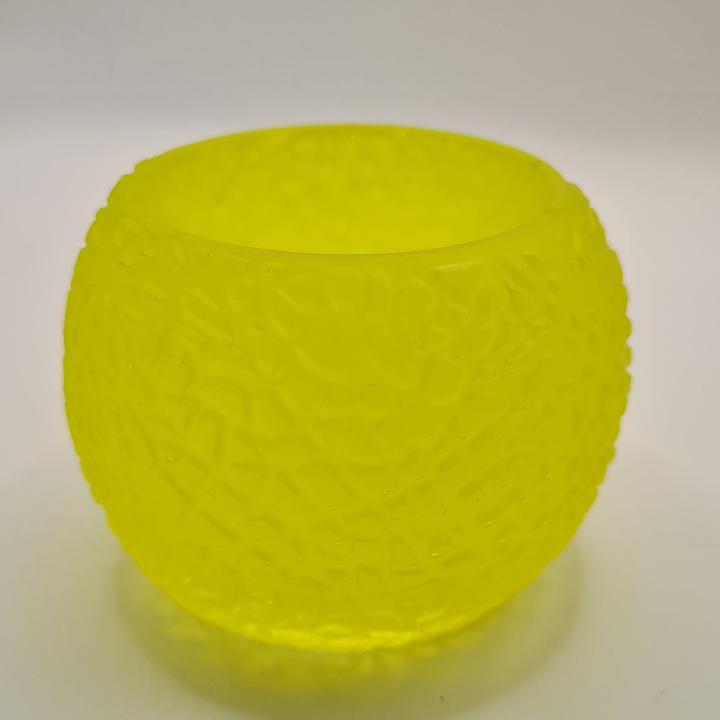 Cachepot in hars - zonnig accent voor elk interieur.